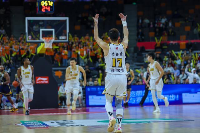 #（体育）（3）篮球——CBA常规赛：广东东阳光不敌浙江方兴渡XxjpseC007143_20241221_PEPFN0A001.jpg
