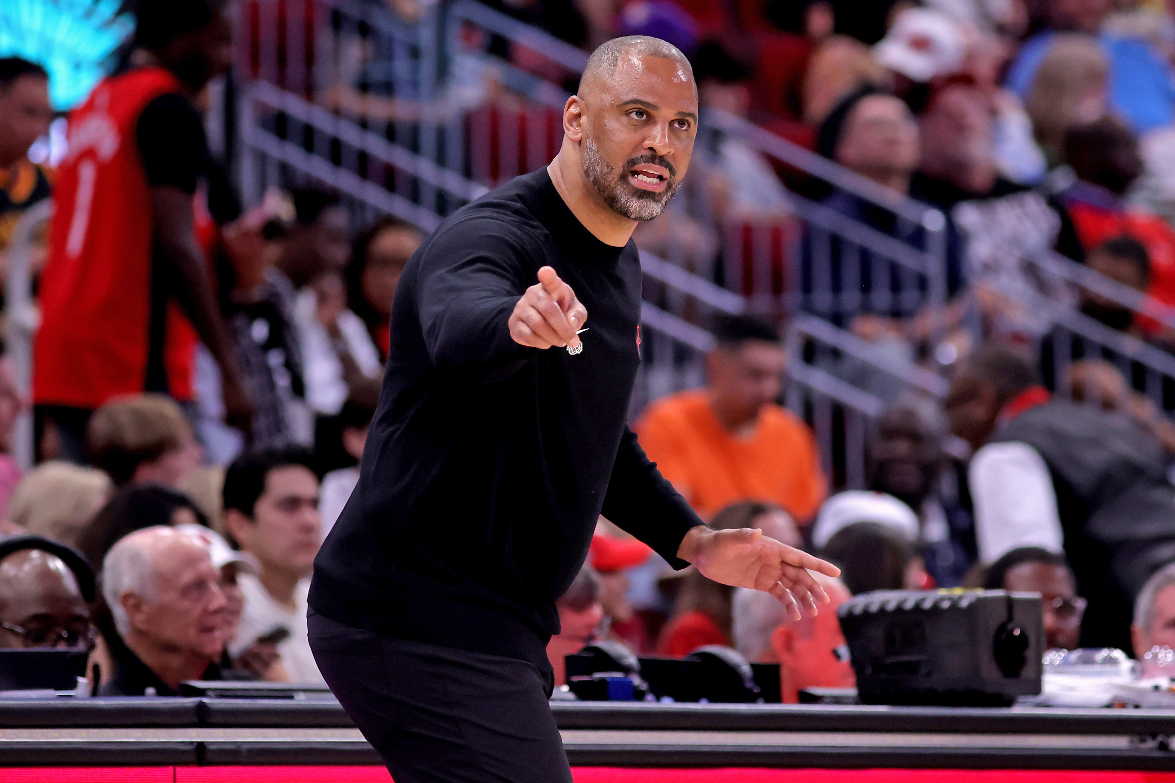 乌度卡:还未决定我们的新赛季首发阵容 小贾巴里今夏进步巨大