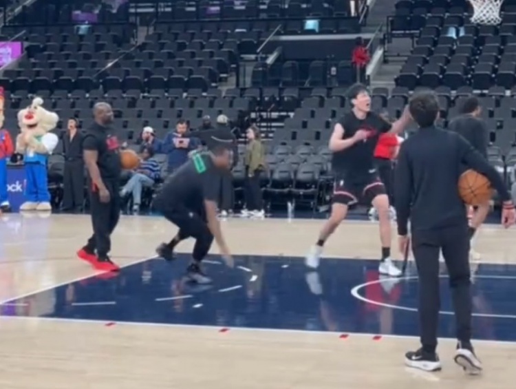 竞技宝 竞技宝官网 官方测速站-身体对抗有提升？杨瀚森赛前热身时撞倒黑人助教